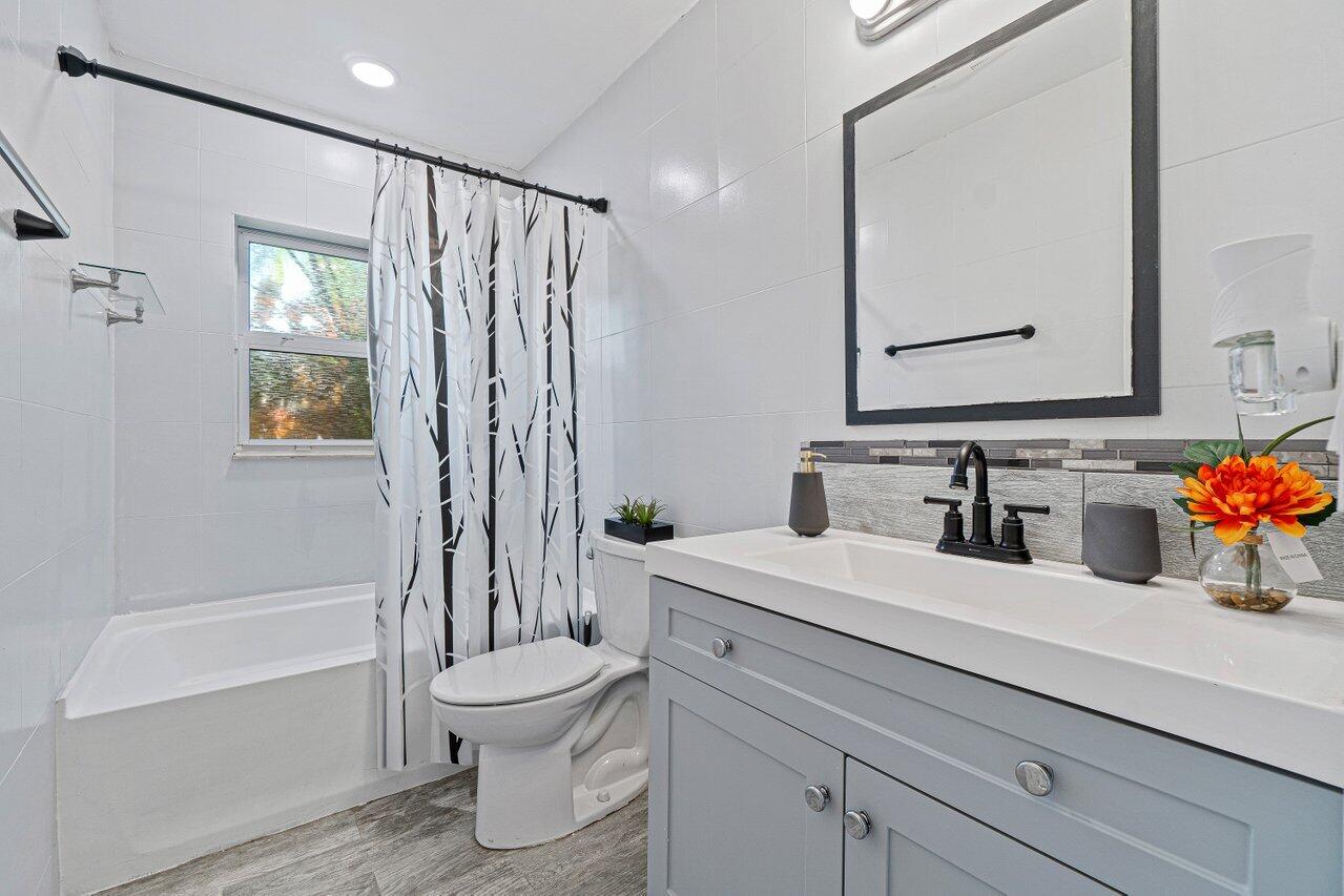 COMMONWEALTH MANOR - Residential Lease