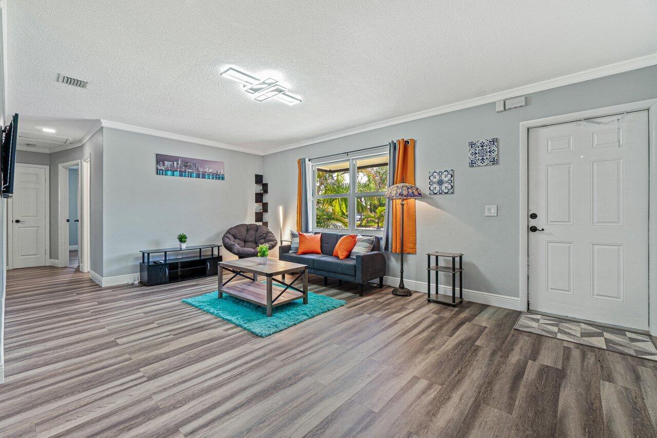 COMMONWEALTH MANOR - Residential Lease