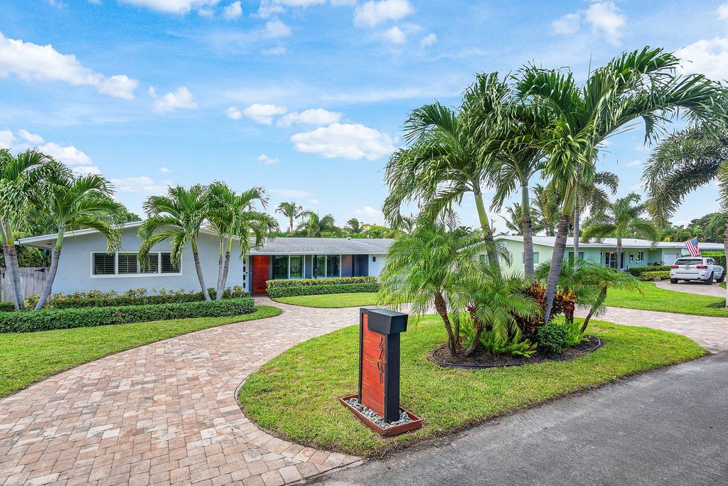 Photo of 2701 SW 6th Street, Boynton Beach, FL 33435 (MLS # R11123599)