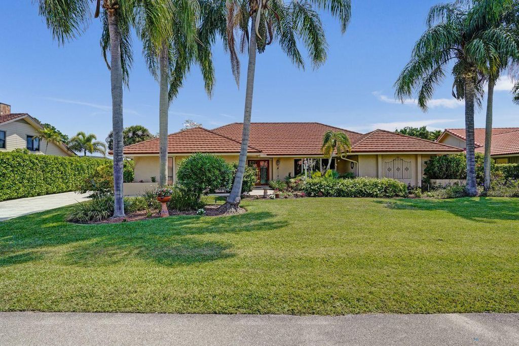 Photo of 7 Marlwood Lane, Palm Beach Gardens, FL 33418 (MLS # B26023260)