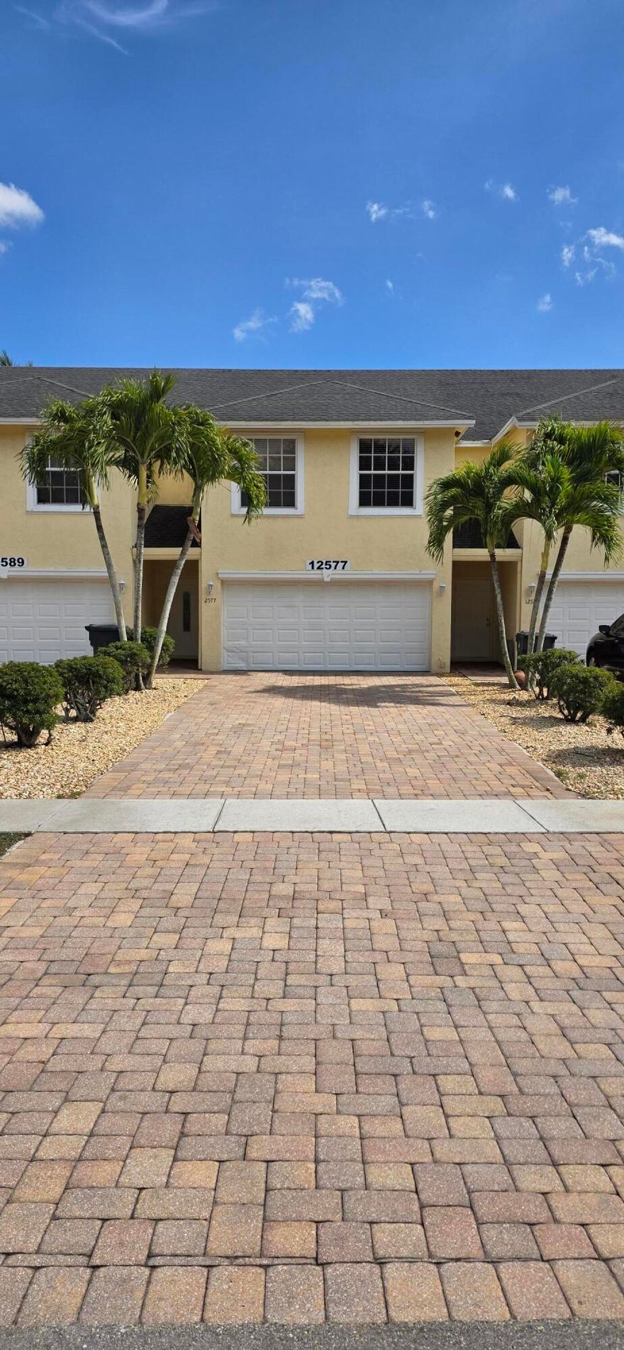 THIS HUGE TOWN HOUSE HAS 2173 SQUARE FEET OF LIVING AREA, WITH A VERY LARGE KITCHEN, LARGE OPEN AND BRIGHT LIVING & DINNING ROOM, WITH A HUGE PRIVATE PATIO, GREAT FOR KIDS, PET, AND SPACE FOR BBQ WITH BEAUTIFUL FLORIDA PALMS. 3 BESROOMS WITH 2.5 BATHROOMS, MASTER IS HUGE WITH BUILT-IN CLOSET IN THE MASTER BEDROOM, THE OTHER 2 BEDROOMS ARE A GOOD SIZE, 2 CAR GARAGE WITH DRIVEWAY FOR 4 CARS, WITH GREAT SCHOOLS AND MUCH MORE ** OWNER REQUEST MINIMUM 680 CREDIT SCORE, READY TO MOVE IN