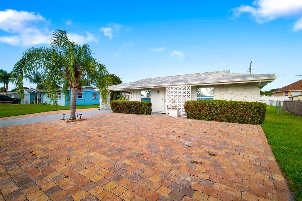 Photo of 155 N Riomar Drive N, Port Saint Lucie, FL 34952 (MLS # R11080304)