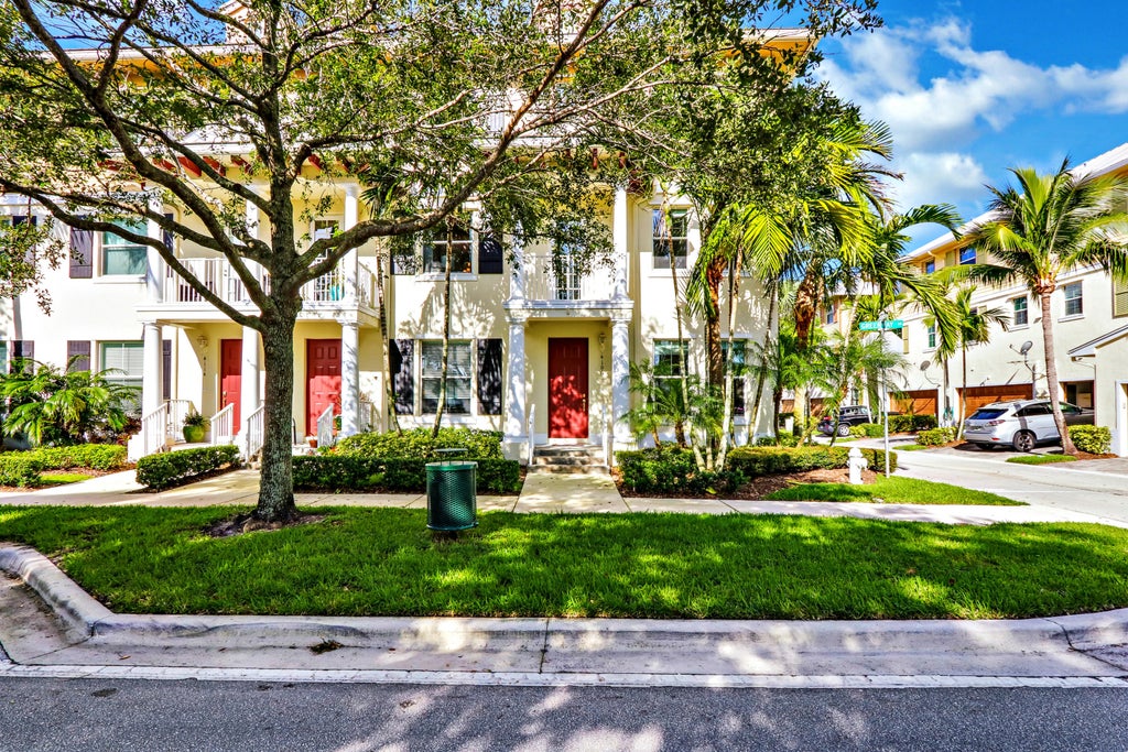 Photo of 4106 Greenway Drive, Jupiter, FL 33458 (MLS # B26088929)