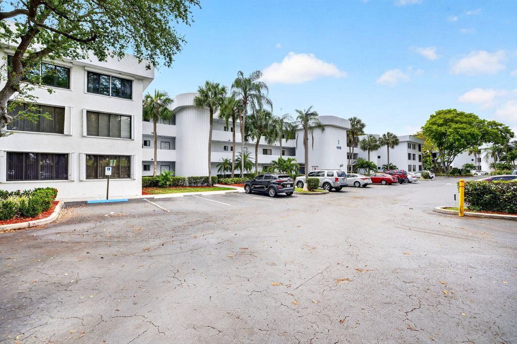 Photo of 1410 Sheridan Street #19i, Hollywood, FL 33020 (MLS # B26023155)
