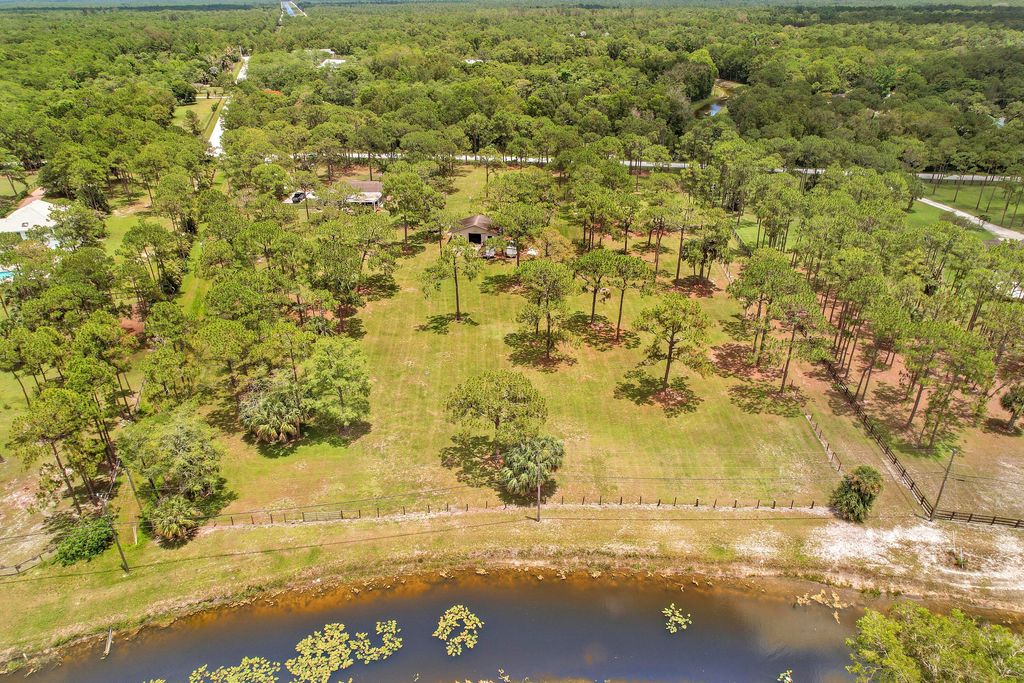 Photo of 13965 Caloosa Boulevard, Palm Beach Gardens, FL 33418 (MLS # B26033693)