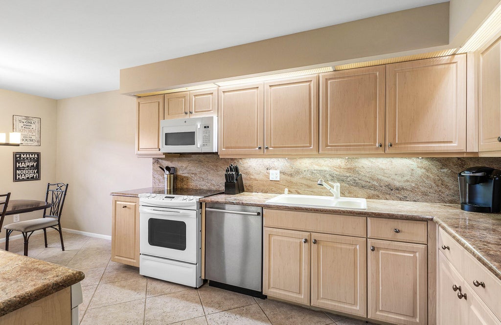 Photo of 53 EASTGATE Drive #B, Boynton Beach, FL 33436 (MLS # B26092503)