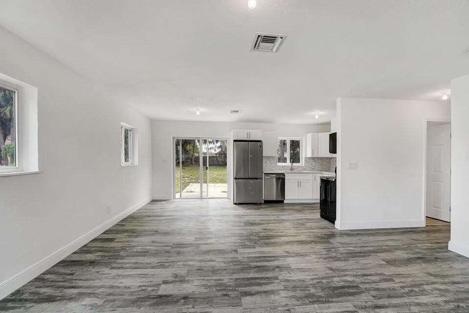 364 NW 4th Court