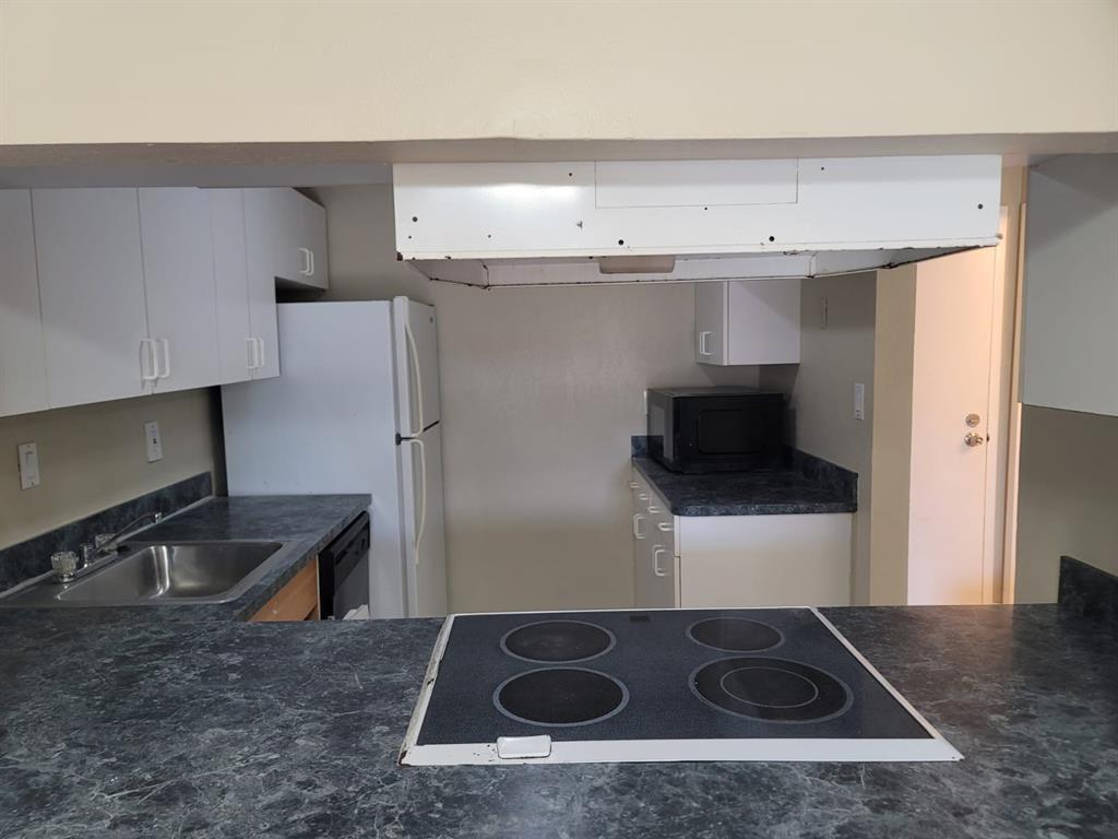 BEAUTIFUL APARTMENT . TILE AND WOOD FLOOR . LAUNDRY ROOM CLOSE TO THE UNIT. LANDLORD REQUIRES 1ST MONTH, LAST MONTH AND SECURITY DEPOSIT TO MOVE IN . BACKGROUND CHECK IS MANDATORY TO APPLY TO THE ASSOCIATION AN D IT MUST BE TAKEN FROM THE SHERIFF'S OFFICE . FAST APPROVAL!!!! READY TO MOVE IN!!! DONT MISS THIS OPPORTUNITY! EASY TO SHOW!
