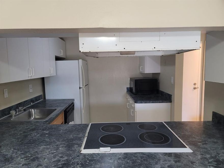 BEAUTIFUL APARTMENT . TILE AND WOOD FLOOR . LAUNDRY ROOM CLOSE TO THE UNIT. LANDLORD REQUIRES 1ST MONTH, LAST MONTH AND SECURITY DEPOSIT TO MOVE IN . BACKGROUND CHECK IS MANDATORY TO APPLY TO THE ASSOCIATION AN D IT MUST BE TAKEN FROM THE SHERIFF'S OFFICE . FAST APPROVAL!!!! READY TO MOVE IN!!! DONT MISS THIS OPPORTUNITY! EASY TO SHOW!