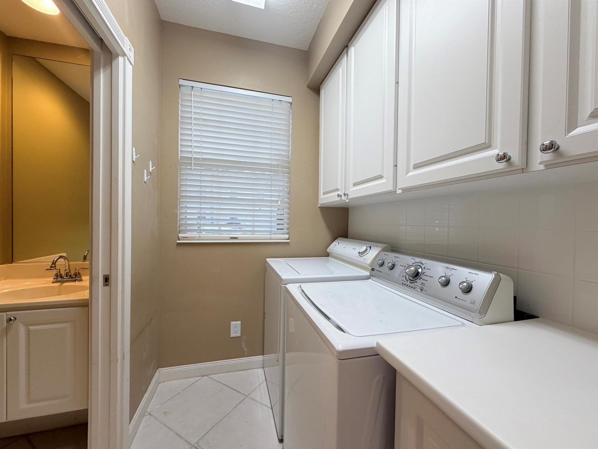 RIVERWALK 6 - Residential Lease