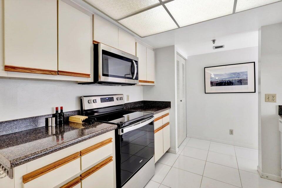 LAKESIDE CONDO - Residential Lease