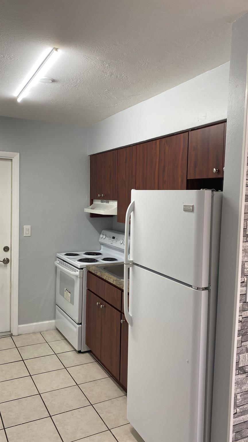 Don't miss your chance to secure this fantastic 1-bedroom, 1-bathroom apartment in beautiful Miramar! Relax in your private, fenced in Backyard. Enjoy the convenience of on-site laundry and a dedicated parking spot. The application fee is only $75, and you'll need to cover the first month’s rent along with a security deposit to move in. This apartment is pet-friendly with a $250 application fee, but remember that aggressive breeds are not allowed. Act fast—this is a must-see and it won't last long!
***PROMOTION - $200 Deducted from Second Month's Rent***