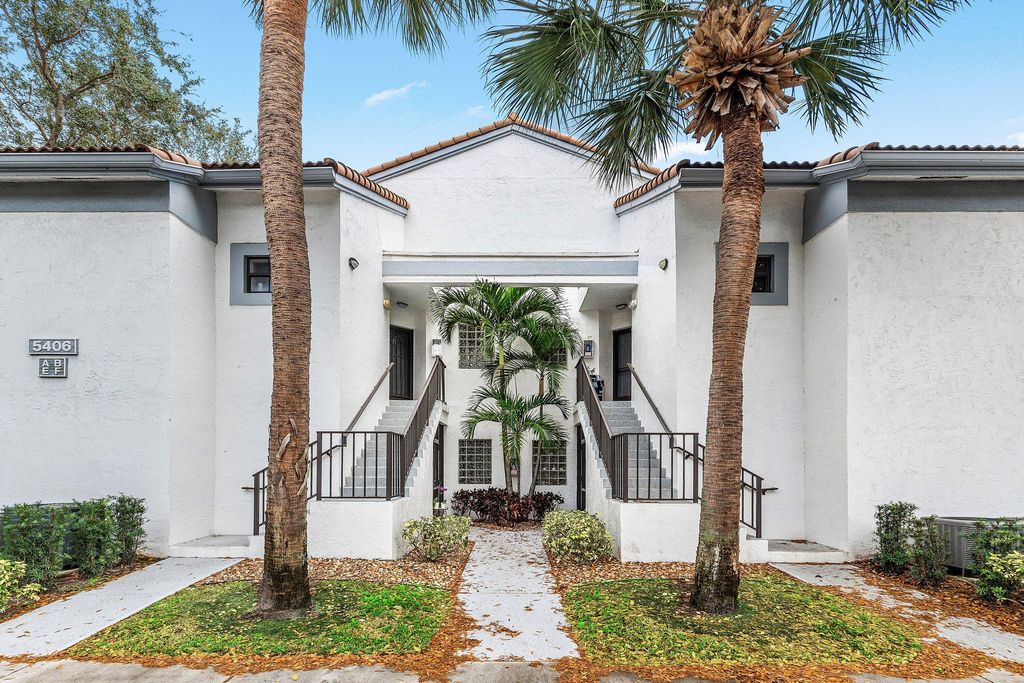 Photo of 5406 Venetia Court #F, Boynton Beach, FL 33437 (MLS # R11164264)