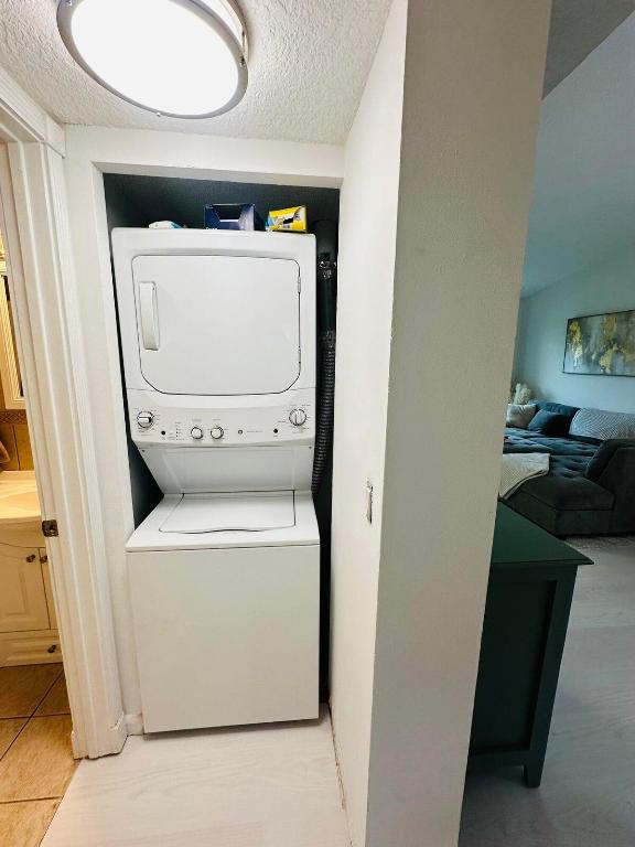 BAY REACH CONDO - Residential Lease