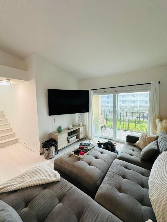 BAY REACH CONDO - Residential Lease