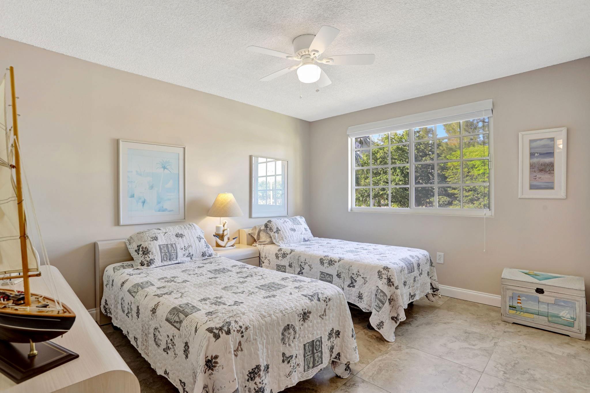 NINTH GREEN CRYSTAL LAKE - Residential