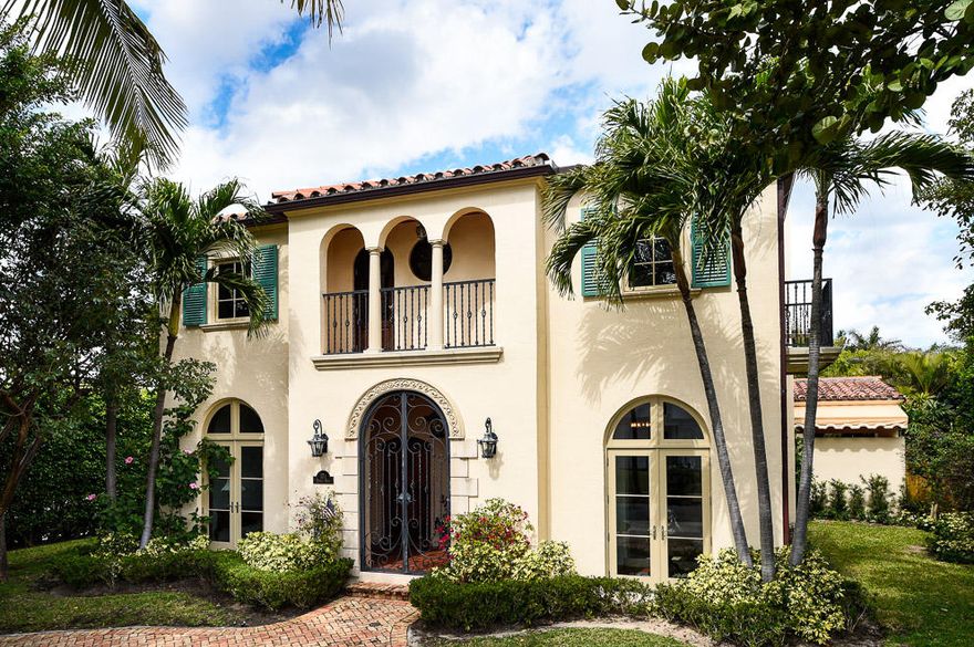 Ocean block In-Town Mediterranean
two story with 5BR/6.5BA, library, garage,
and impact glass. Features great outdoor
spaces, including loggia, balcony, and pool.