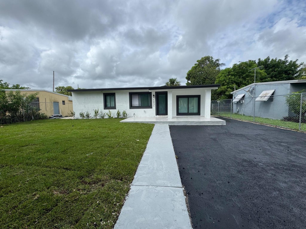 Photo of 1031 NW 10TH Avenue, Fort Lauderdale, FL 33311 (MLS # B26084522)