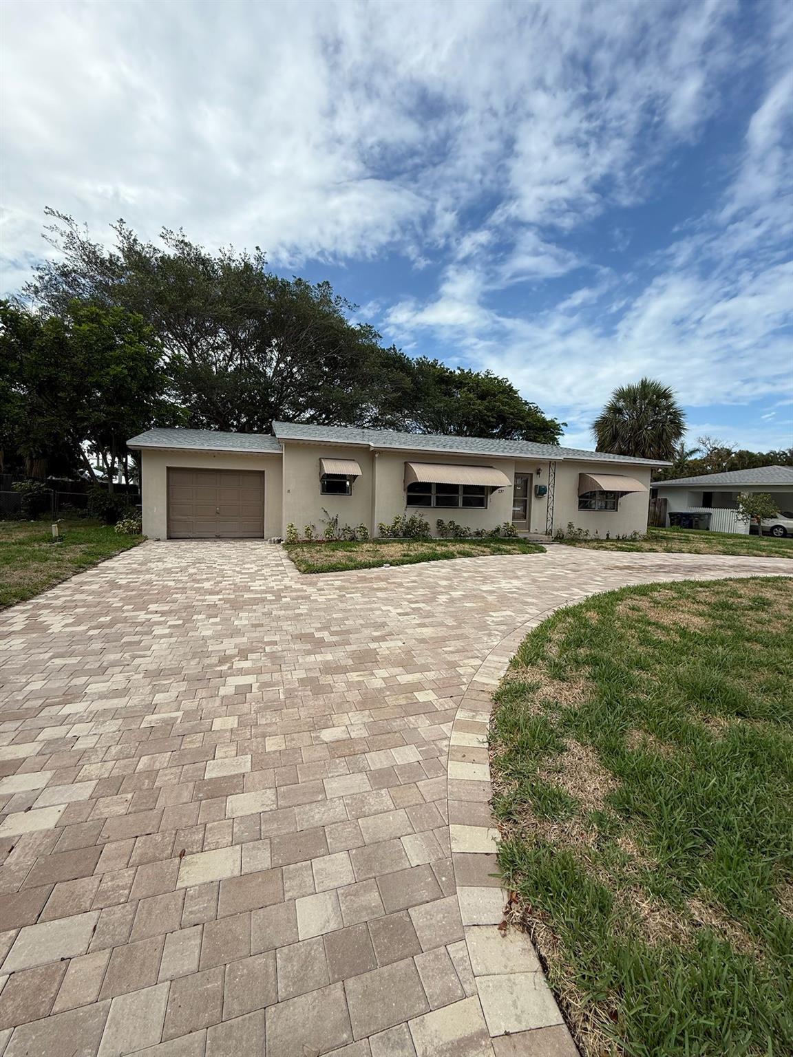 237 E Ilex Dr