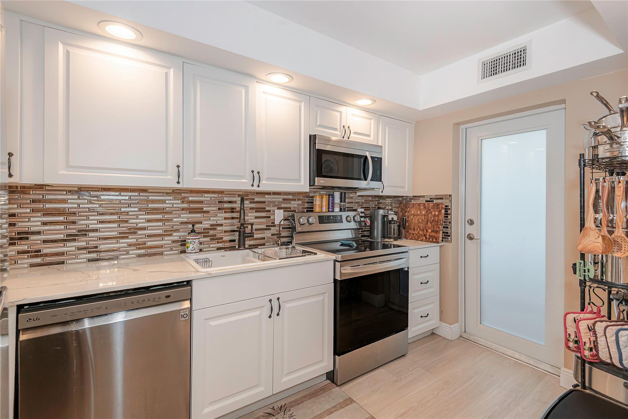 Lighthouse Point Plaza - Residential