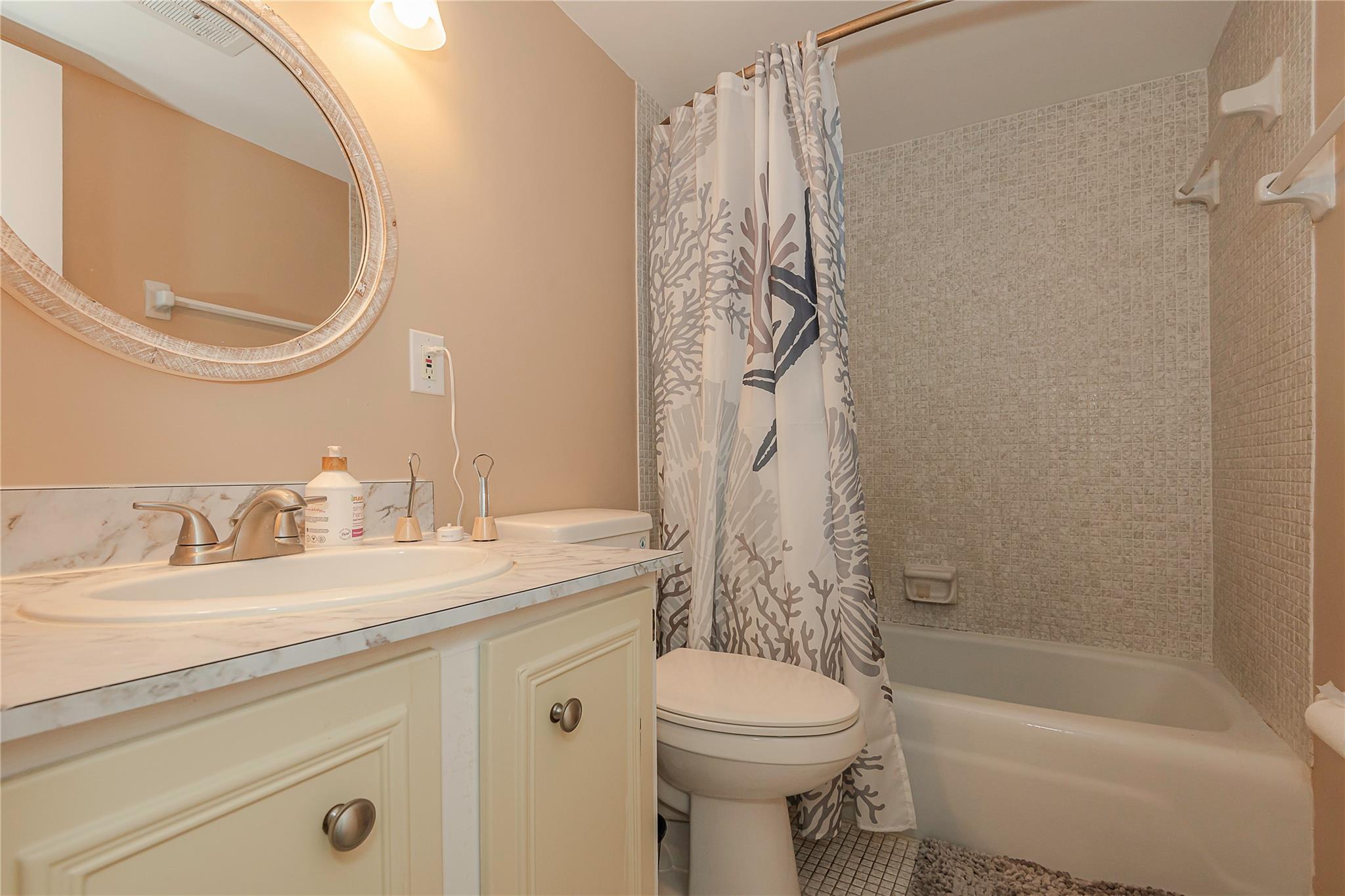 Lighthouse Point Plaza - Residential