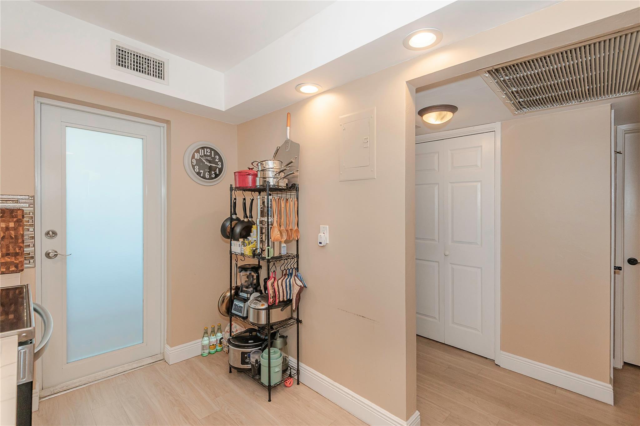 Lighthouse Point Plaza - Residential