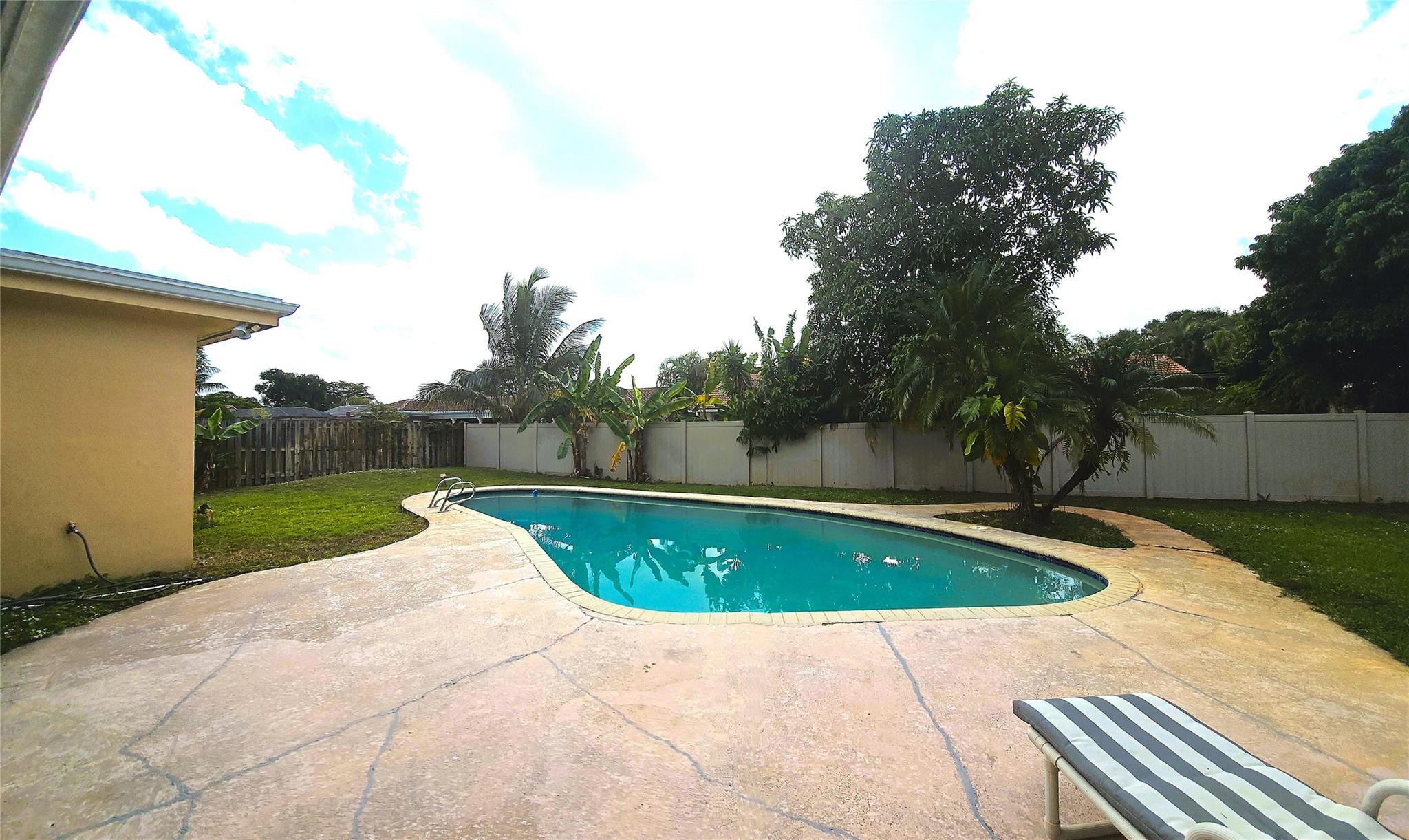 NEW ORLEANS VILLAS 81-21 - Residential Lease