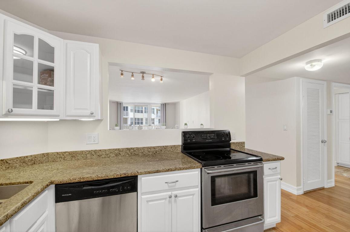 LE CHATEAU ROYAL CONDO - Residential