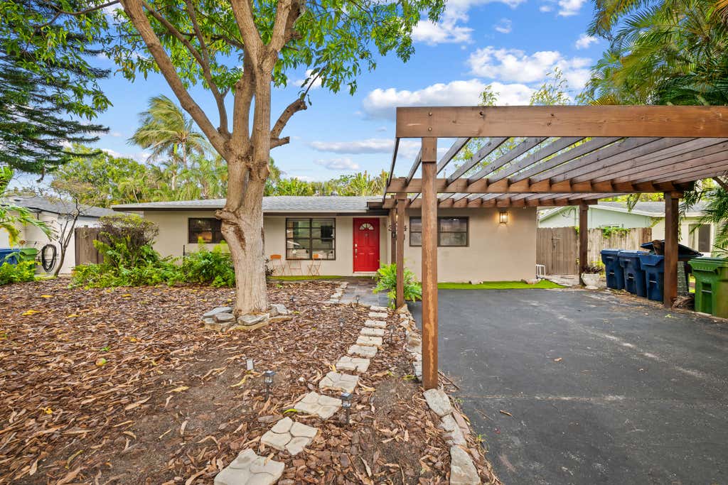 Photo of 3024 NE 2nd Terrace, Wilton Manors, FL 33334 (MLS # B26043611)