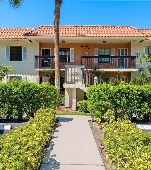 Second floor apartment with a private, long garden, Unit is in all original condition. tiled, and carpet. Owner willing give credit to fix flooring and bathrooms, unit air condition only 3 years old. Delray Living that is Close to Everything, Beach access, Shopping Centers, and minutes away from Downtown Delray Beach...