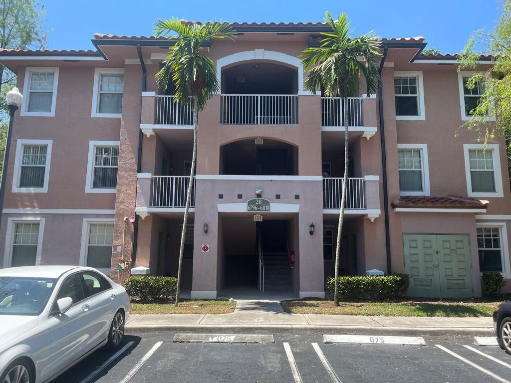 Photo of 6812 W Sample Road #6812, Coral Springs, FL 33067 (MLS # B26025294)