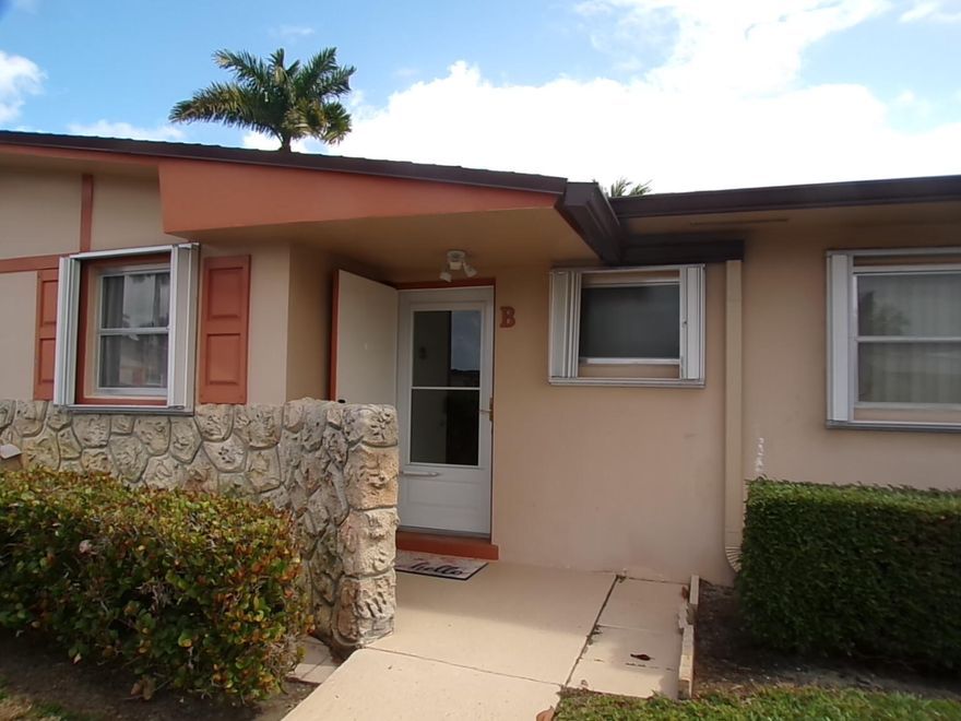 Beautiful updated 2 bedroom and 1 bathroom villa is ready to move-in. This very active community has a great clubhouse with a complete Gym for workout and classes, game rooms, a very large pool, and much more.