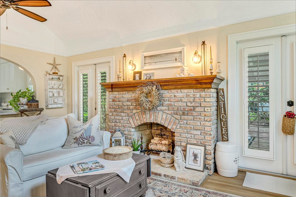 Photo of 313 SE Pelican Drive, Stuart, FL 34996 (MLS # R11048070)