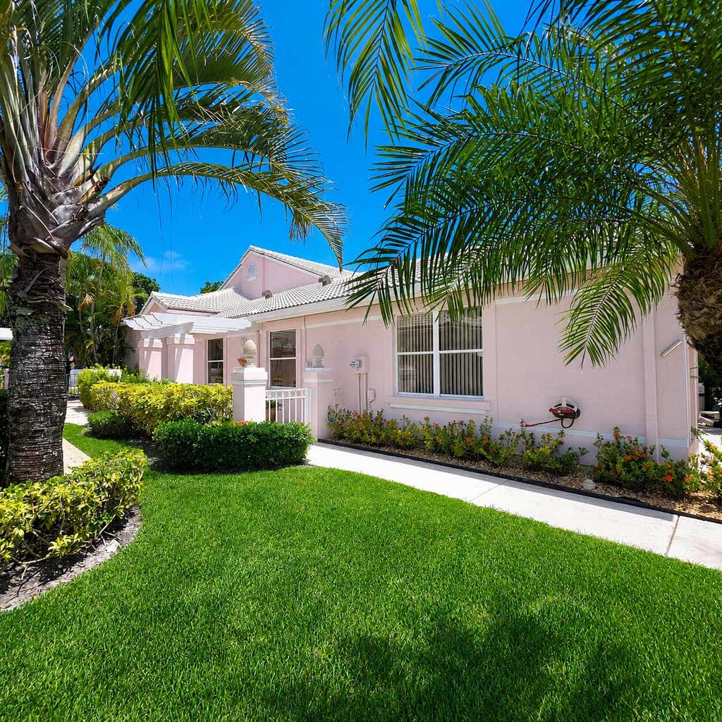 Photo of 221 Green Point Circle, Palm Beach Gardens, FL 33418 (MLS # B26069131)
