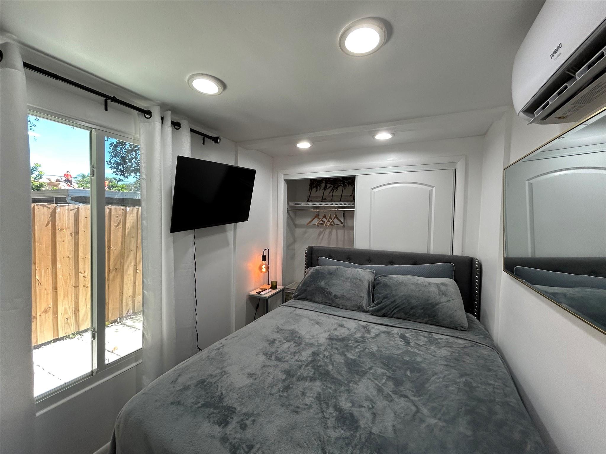 Hollywood Suburbs 4-22 B - Residential Lease