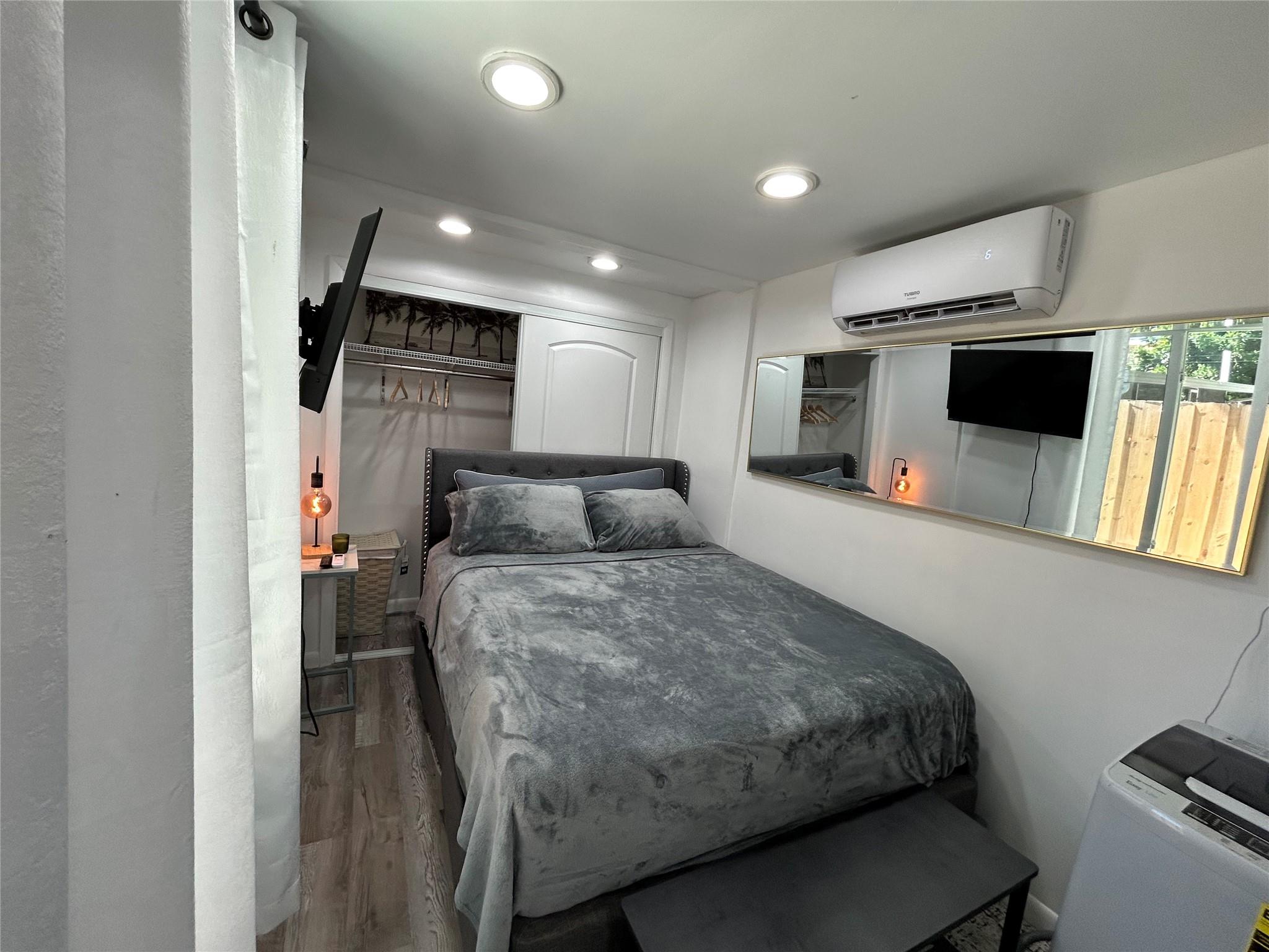 Hollywood Suburbs 4-22 B - Residential Lease