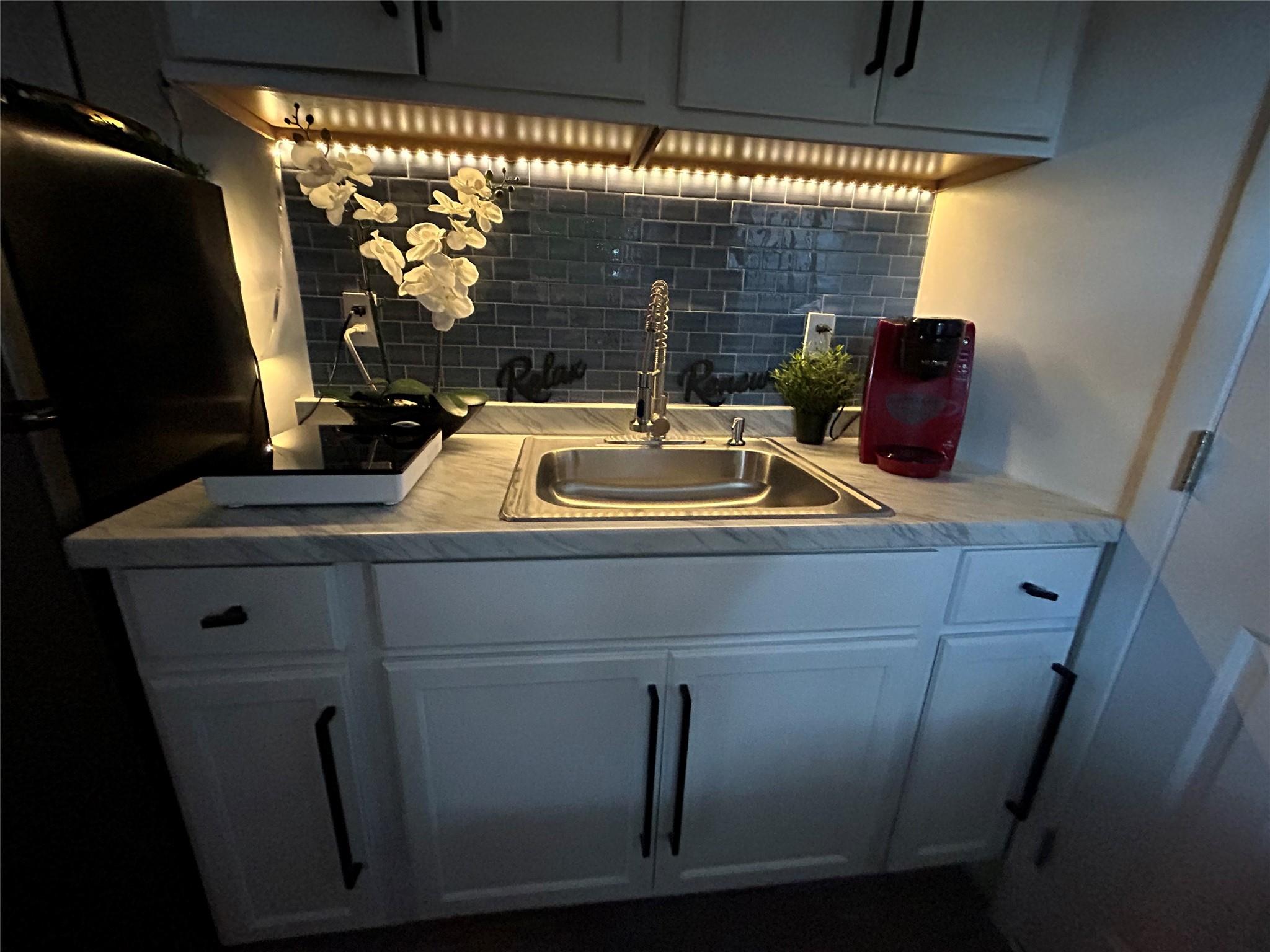 Hollywood Suburbs 4-22 B - Residential Lease