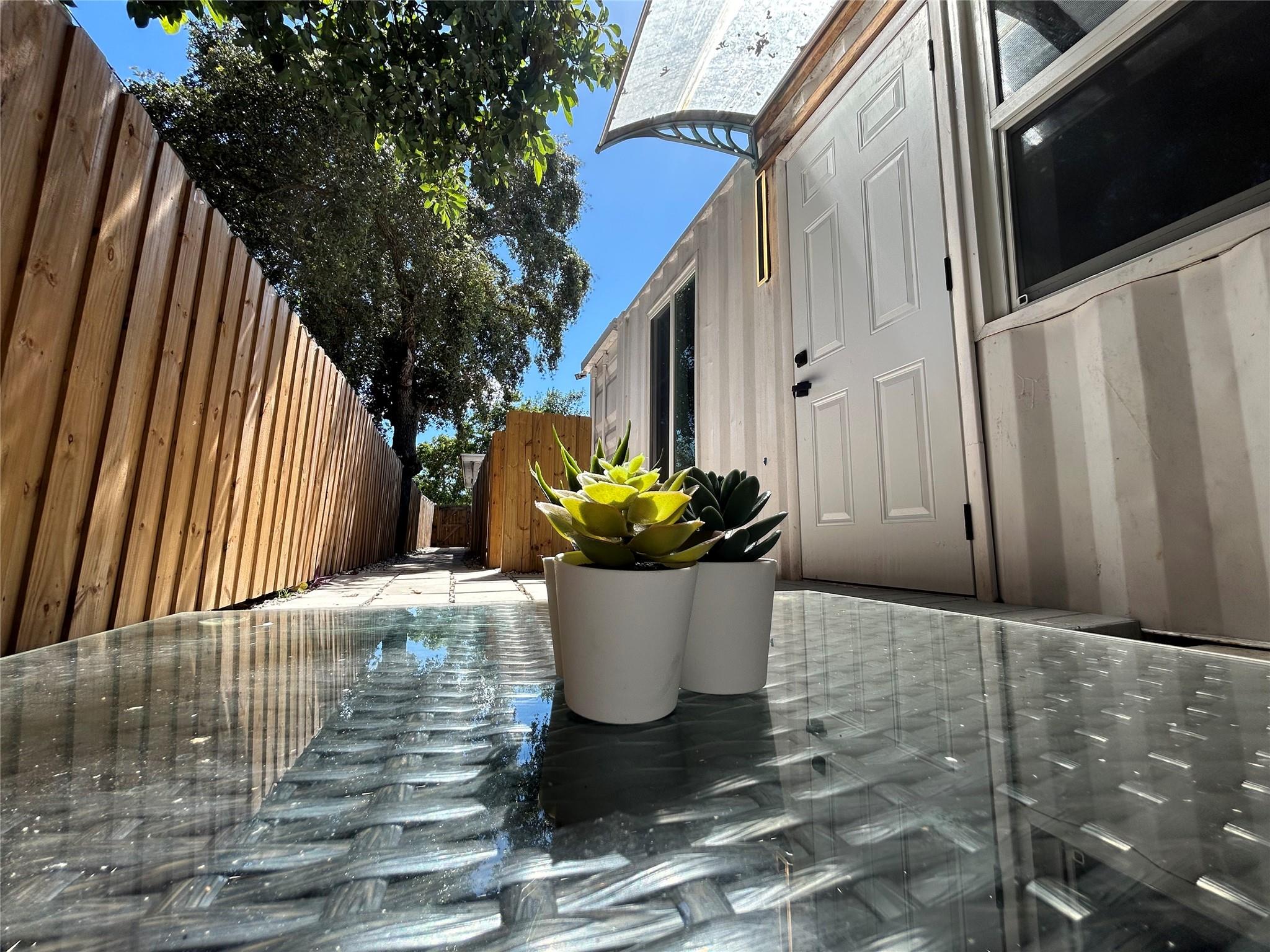 Hollywood Suburbs 4-22 B - Residential Lease