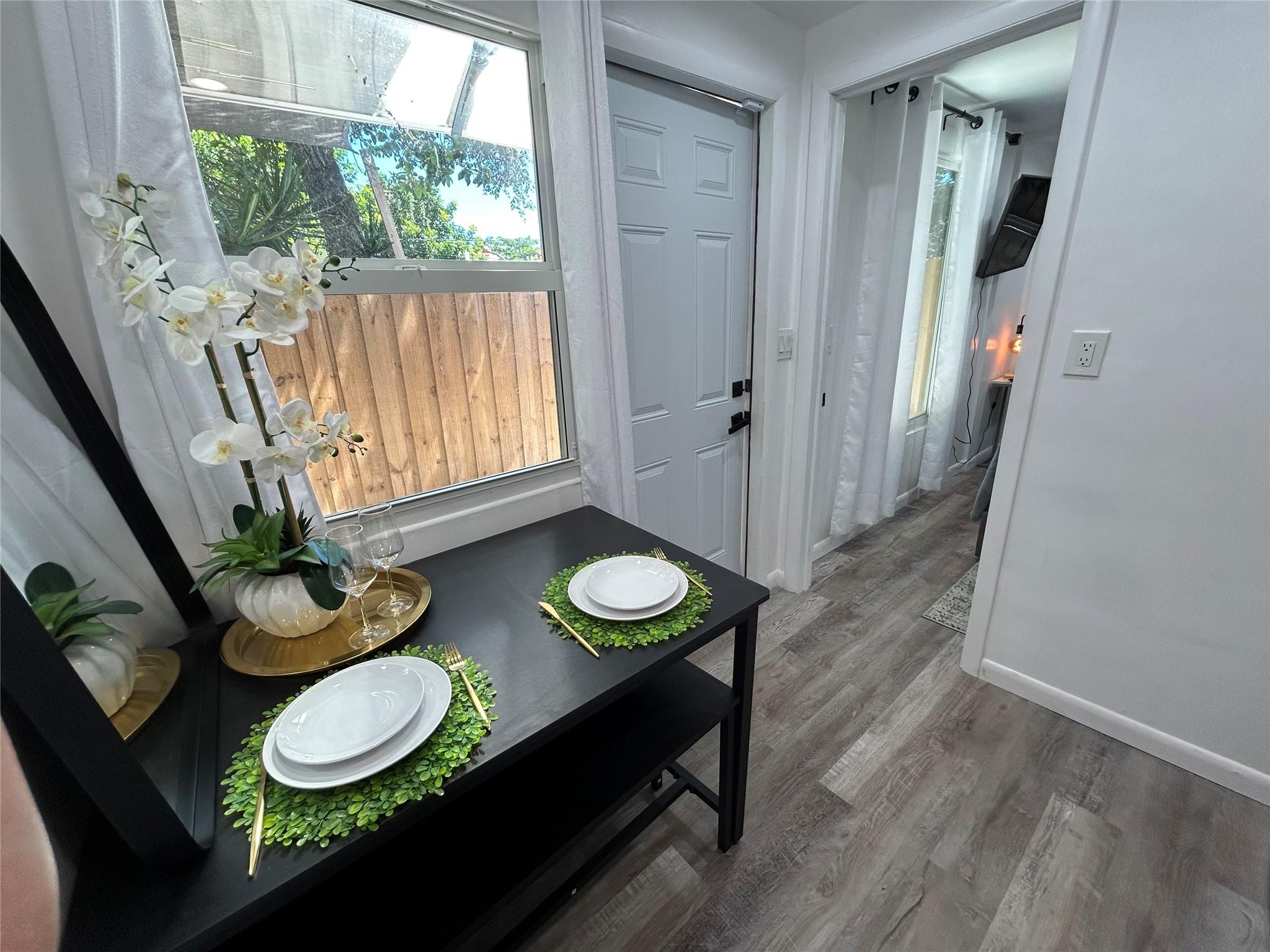 Hollywood Suburbs 4-22 B - Residential Lease