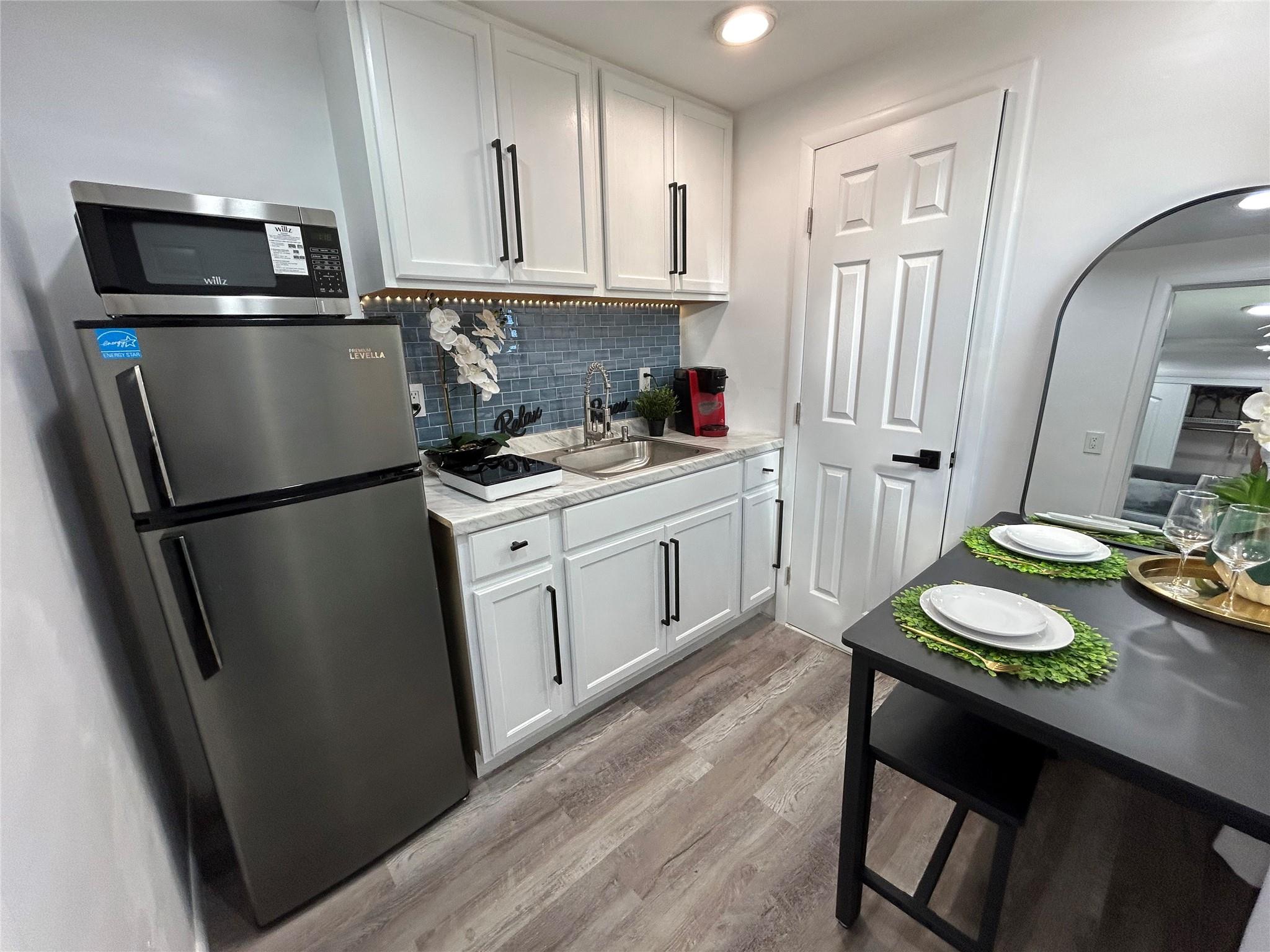 Hollywood Suburbs 4-22 B - Residential Lease