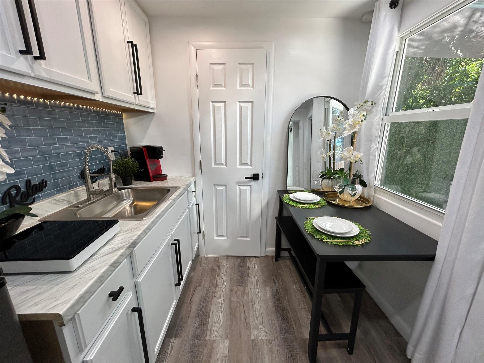 Hollywood Suburbs 4-22 B - Residential Lease