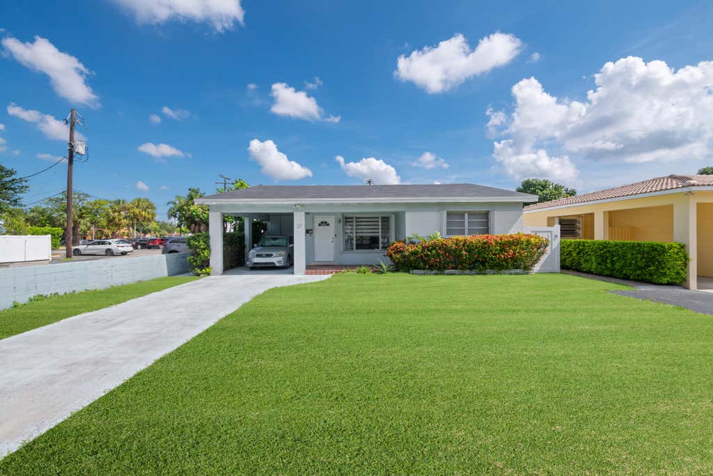 Photo of 27 SE 6TH Street, Dania Beach, FL 33004 (MLS # B26064499)