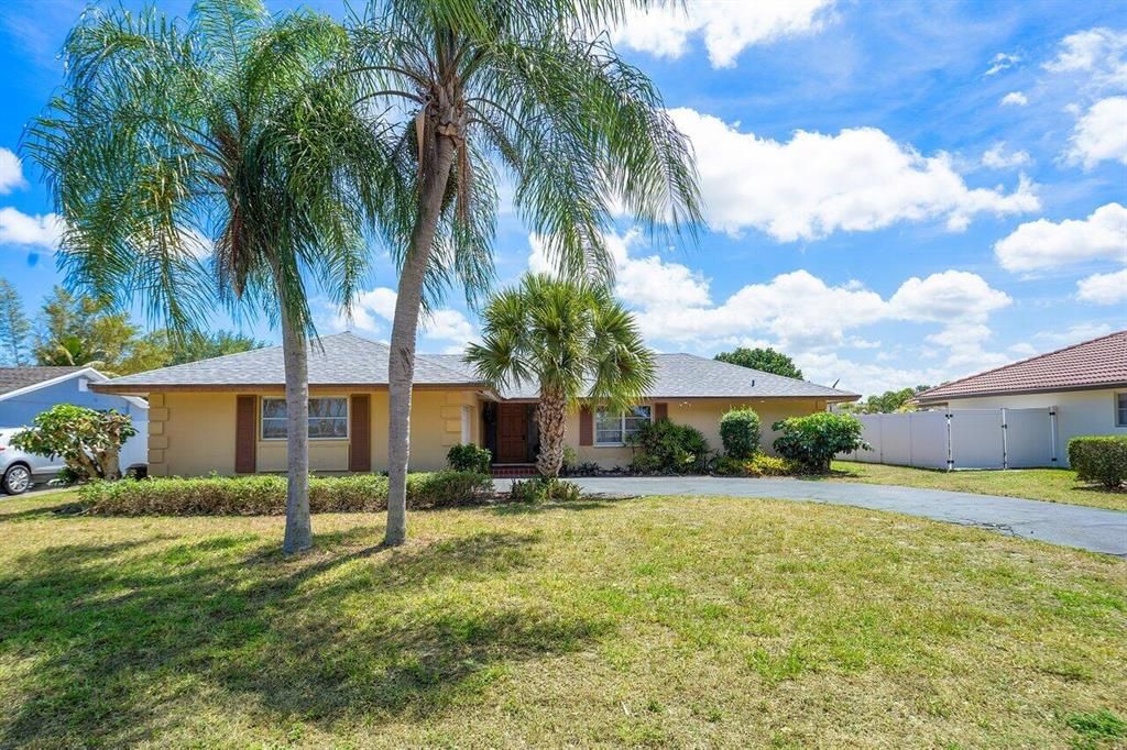 Photo of 4346 Holly Drive, Palm Beach Gardens, FL 33410 (MLS # R10880298)