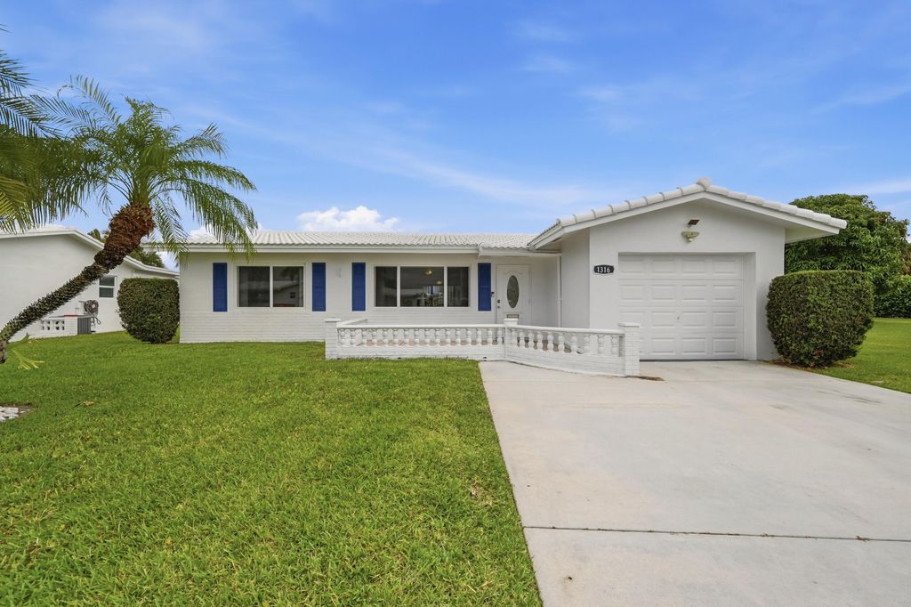 Photo of 1316 SW 23rd Street, Boynton Beach, FL 33426 (MLS # B26024197)