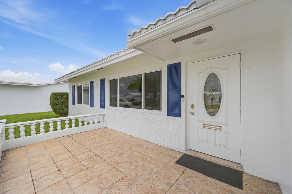 Photo of 1316 SW 23rd Street, Boynton Beach, FL 33426 (MLS # B26024197)