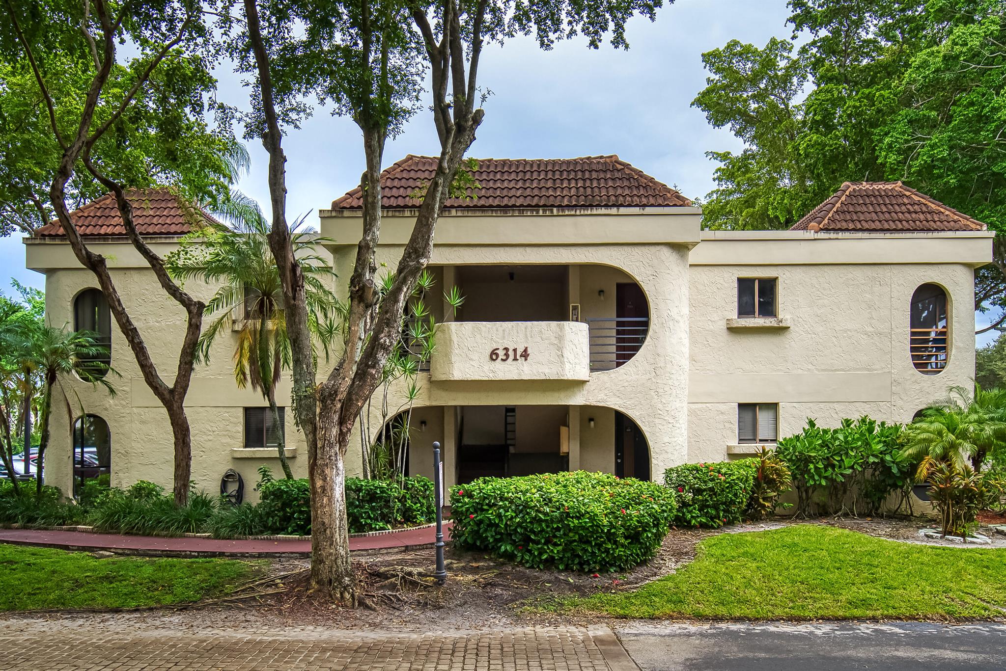 Fully renovated, and very well maintained 1st floor condo, located within Windsong Boca Del Mar, in Central Boca Raton. The unit features 2BR, 2 Baths, 1,368 sf of living space + 144 sq ft fully screened patio, with garden view and beautiful landscape. Monthly HOA includes water and cable. Assigned parking space is also included. Porcelain and luxury vinyl flooring, modern kitchen with dishwasher. Washer & Dryer in unit. Two fully renovated bathrooms. Lots of storage. Very spacious unit with large guest room. Extra space for possible office. Community amenities include a heated swimming pool, clubhouse, and tennis court.