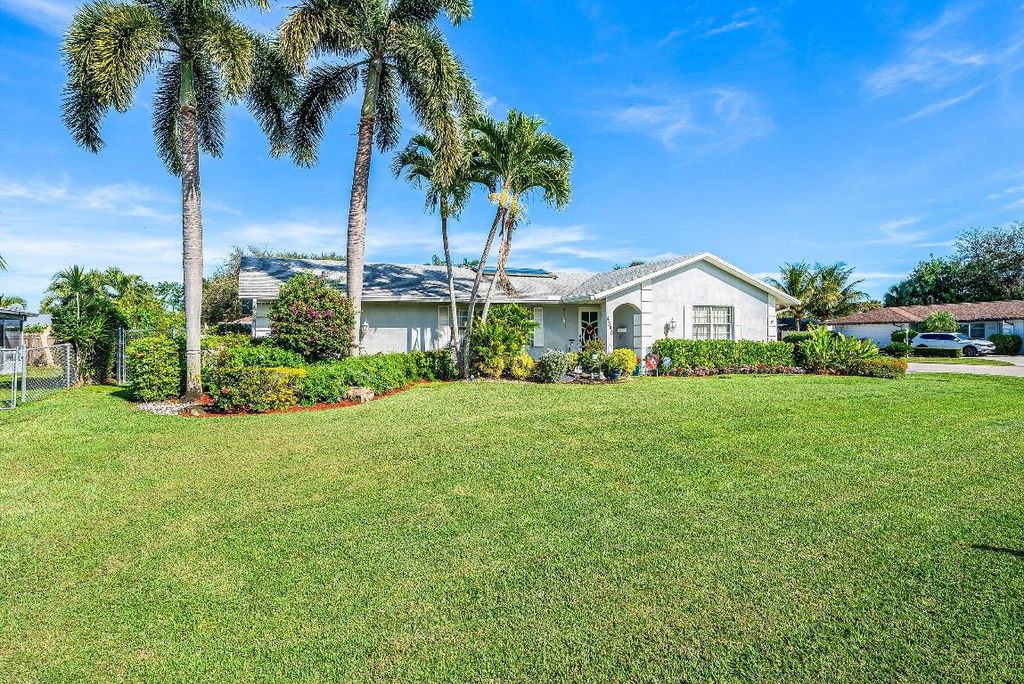 Photo of 4345 Gardenia Drive, Palm Beach Gardens, FL 33410 (MLS # R11151366)
