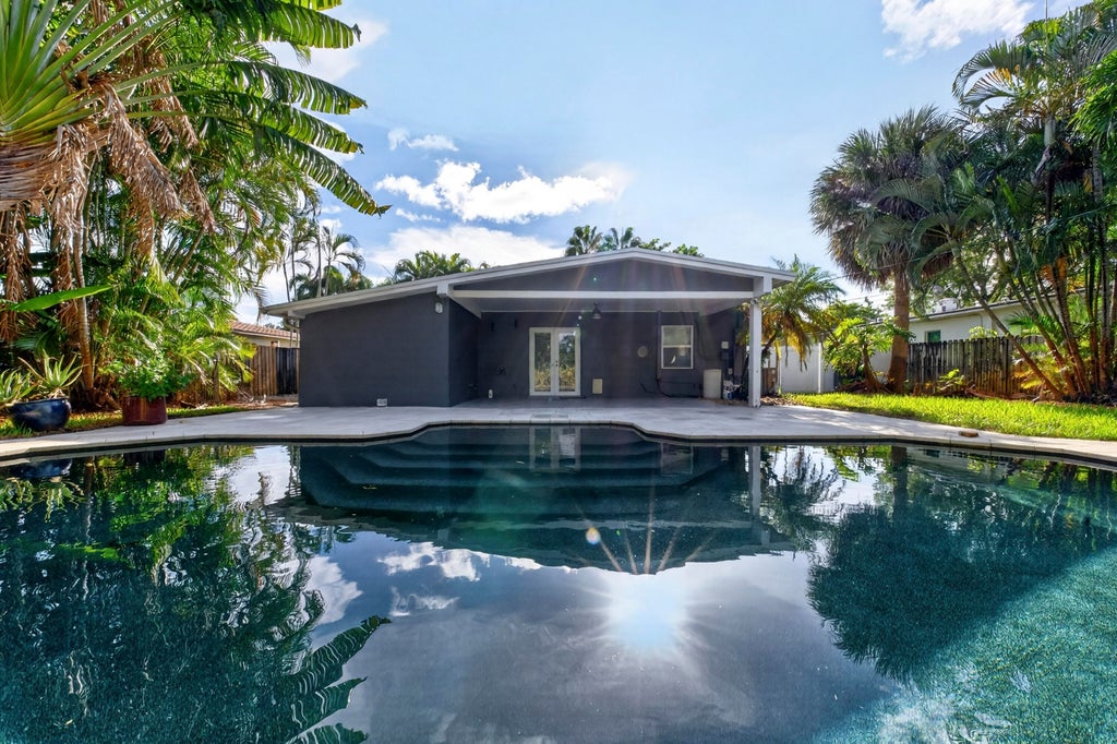 Photo of 1605 NE 16th Avenue, Fort Lauderdale, FL 33305 (MLS # B26075116)