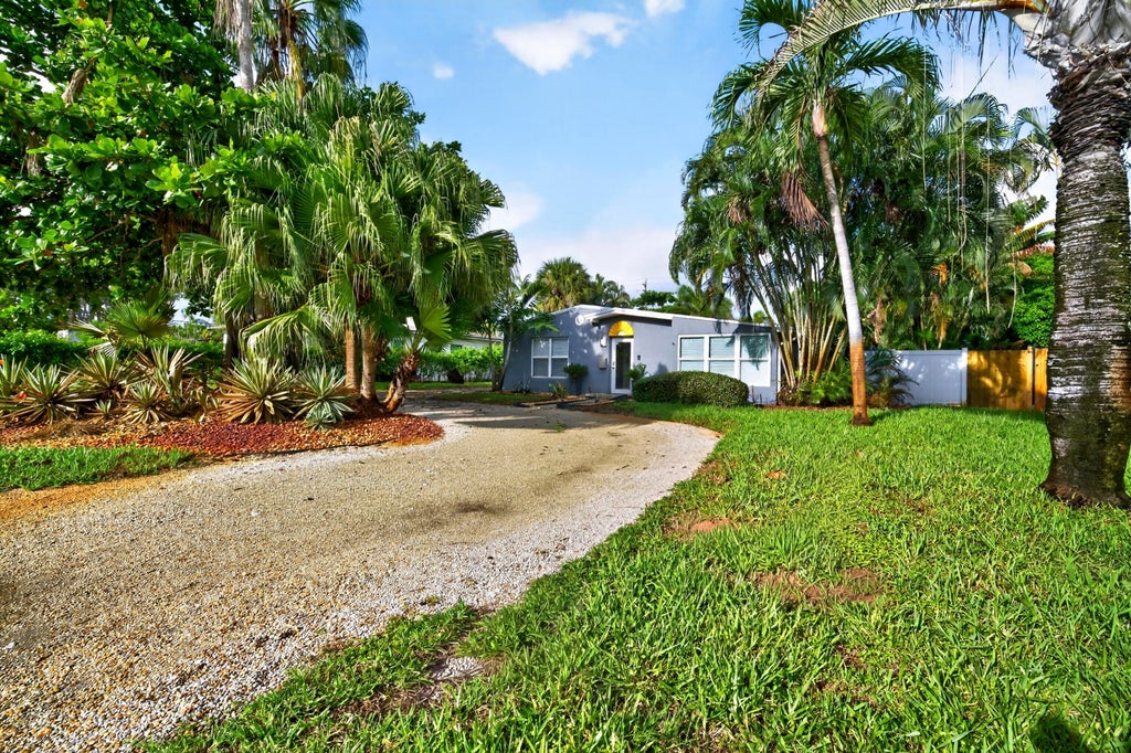 Photo of 1605 NE 16th Avenue, Fort Lauderdale, FL 33305 (MLS # B26075116)