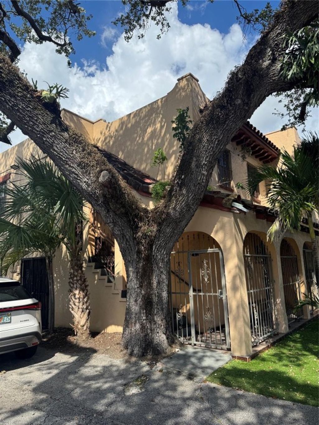 Photo of 1527 NE 4th Avenue, Fort Lauderdale, FL 33304 (MLS # F10532951)